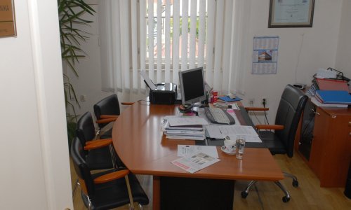 U Hrvatskoj aktivno više od 170.000 poduzeća, 34.000 ustanova i tijela i 840 zadruga. Gotovo 40 posto tvrtki bez zaposlenih