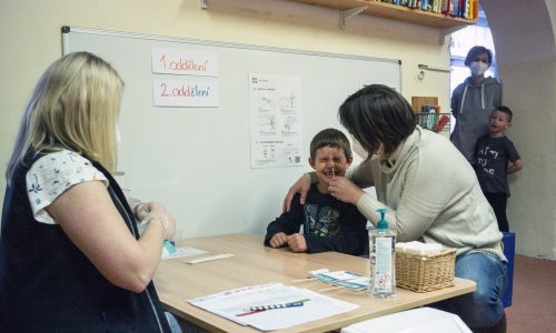 Češka će prije povratka u školske klupe testirati sve učenike na koronu; oni koji odbiju neće smjeti pjevati u školi ili ići na tjelesni