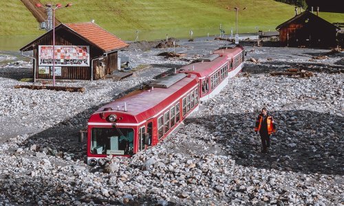 [FOTO] Nevjerojatne fotografije iz Austrije: Blatne bujice zatrpale vlak, više od 70 osoba ostalo zarobljeno u automobilima