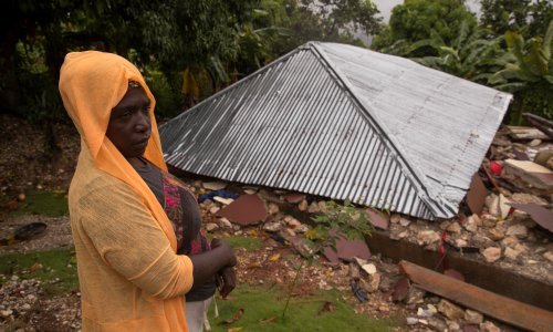 Broj poginulih u potresu na Haitiju porastao je na 2189, poplave i obilne kiše prekinule potragu za preživjelima