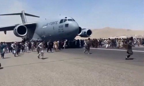 Stotine kampiraju blizu aerodroma u Kabulu nadajući se odlasku iz Afganistana
