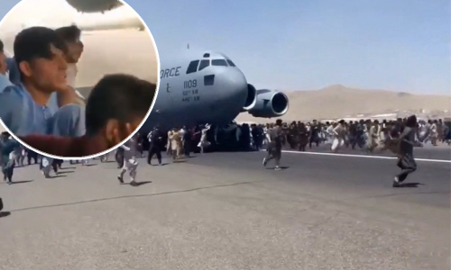 Iscurila nova snimka s kabulskog aerodroma, muškarac se snimao na stajnom trapu golemog zrakoplova u vožnji; američka vojska objavila uznemirujuću informaciju