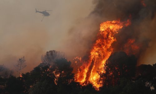 [FOTO] Požar kod Saint Tropeza ne posustaje: Tisuće ljudi evakuirane, poginule dvije osobe
