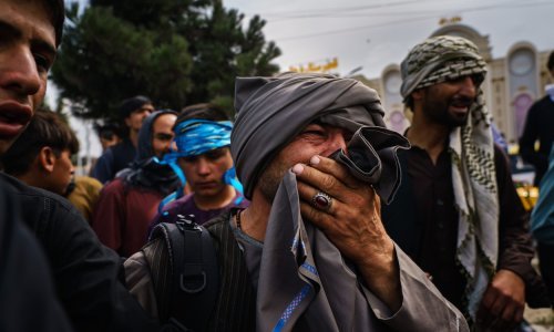 [FOTO/VIDEO] Kaotične scene kod aerodroma u Kabulu: Stotine kampiraju i nadaju se evakuaciji, talibani pucali u zrak