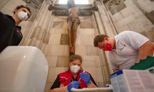 U Beču se cijepe u katedrali i ispred džamija, na cijepljenje pozivaju papa i ruski mitropolit. Kad će cjepivo stići u hrvatske vjerske objekte?