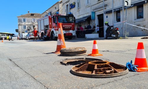 [FOTO] Šok na Čiovu: Eksplozija u kanalizaciji, poklopac šahta odletio u zrak, nestalo struje i vode