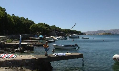 Postavljen znak zabrane za kupanje na plaži u Klenovici, problem su septičke jame