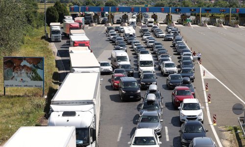 Gužve na autocestama i graničnim prijelazima, zbog nesreće kod Vrpolja kolona duga dva kilometra