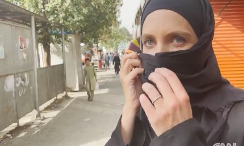 [VIDEO] Naoružani talibani okružili CNN-ovu ekipu, novinarki rekli da pokrije lice