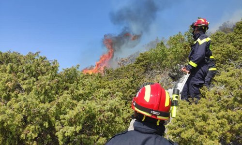 [FOTO] Požar na Biokovu konačno lokaliziran: Gasilo ga šest protupožarnih zrakoplova i sve raspoložive snage s makarskog područja, u pomoć stigli vatrogasci iz Omiša i Vrgorca