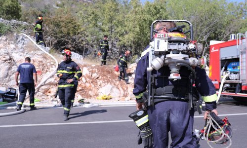 U gašenju požara kod Kostanja ozlijeđen vatrogasac, Biokovo pod nadzorom