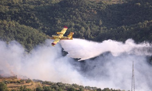 [FOTO] Planuo veliki požar kod Omiša: Sve jedinice sa omiškog područja pohitale na teren, stigao i kanader