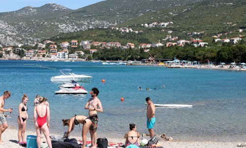Ukinuta zabrana kupanja na plaži Klenovica, more izvrsne kakvoće