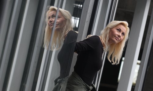 HND u obrani novinarke Derifaj: Zaprepašteni smo pokušajem pjevača Thompsona da spriječi emitiranje priloga i prijetnjama premlaćivanjem i smrću