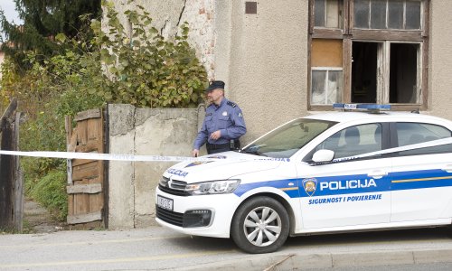 Vremešni vozač neoprezno izlazio s parkinga pa vozeći unatrag ozlijedio staricu na biciklu