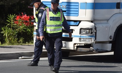 Netko je kod Varaždina odvezao kamion s prikolicom te ukrao stotinjak automobilskih guma