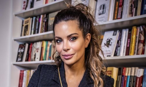 Bujna kosa u novom izdanju: Nikolina Ristović pokleknula pred frizerskim trendom koji skida godine