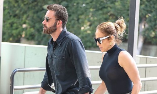 Jennifer Lopez i Ben Affleck svoju ljubav počeli iskazivati i modno: U usklađenim izdanjima prošetali ulicama Los Angelesa