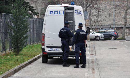 Splitska policija u središtu grada uoči utakmice na Poljudu privela 16 osoba s palicama za napad