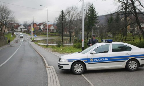 Uhićena četvorica muškaraca koja su pretukla dvojicu u parku u Ogulinu