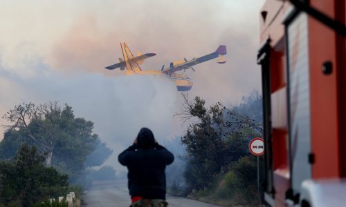 [VIDEO, FOTO] Od ponoći borba s vatrom na šibenskom području: Požar zatvorio magistralu, isključen i dalekovod. Na terenu 57 vatrogasaca i dva kanadera