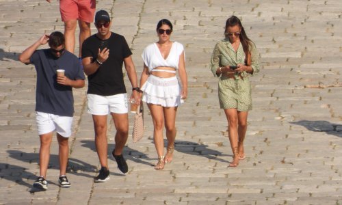 [FOTO] Uživaju u plovidbi Jadranom: Jordanova ekipa predvođena njegovom prelijepom suprugom Yvette prošetala Hvarom