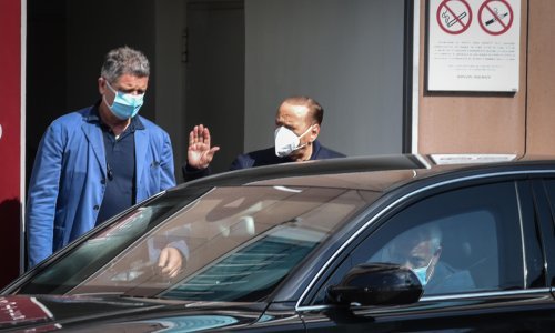 Berlusconi izašao iz milanske bolnice San Raffaele