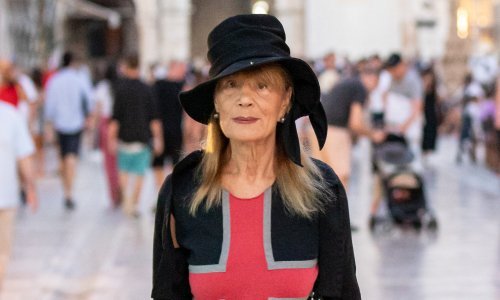 Nju ne možete ne primijetiti: Kraljica avangarde u efektnom stajlingu ukrala pozornost na Stradunu