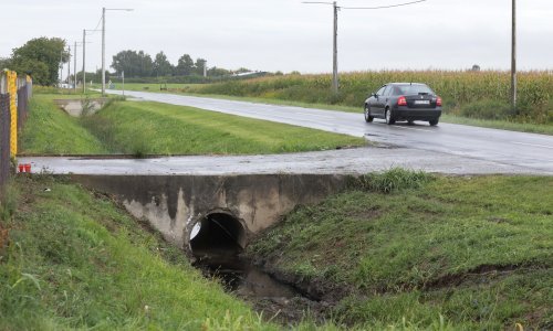 [VIDEO/FOTO] Stravična nesreća u Vladislavcima; automobil udario u betonski most, djevojka na mjestu poginula, policija traži svjedoke