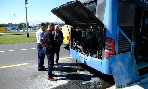 [FOTO] Kamion potrgao tramvajski vod i izazvao kolonu na Savskoj, u Novom Zagrebu se zapalio autobus