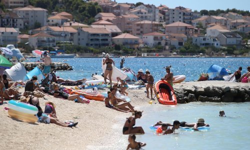 Invazija na otok: Ostali bez struje, stalne su redukcije vode, eksplozija odbacila poklopac kanalizacije na balkon hotela