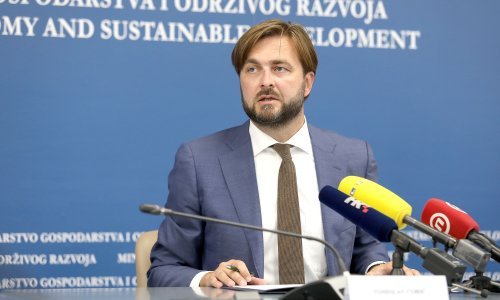 Ćorić opovrgnuo da se upravljanje Inom seli u Budimpeštu, odluku o otkupu najavio 'vrlo skoro'