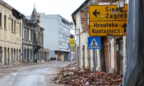Raspetljavamo priču o tome što je obnovljeno na Banovini: Vlada kaže da je obnovljeno 400 kuća, sisačka gradonačelnica tvrdi - niti jedna. Evo kako doista stoje stvari
