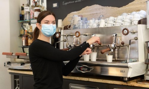 [DOKUMENT] HZJZ objavio preporuke za kafiće: Ograničen broj gostiju, maske, nema grickalica, plaćanje karticama...