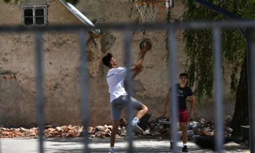 Školska godina počinje idućeg tjedna, a djeca u Petrinji ni nakon osam mjeseci od potresa nemaju sigurnosne koridore do njih