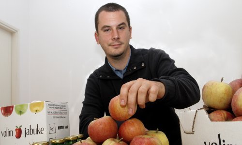 Mladi voćar iz Baranje odlučio se na neobičan korak zbog manjka radne snage i otvara vrata svojeg voćnjaka za kupce berače: 'Bere se sve dok ima jabuka, limita nema'