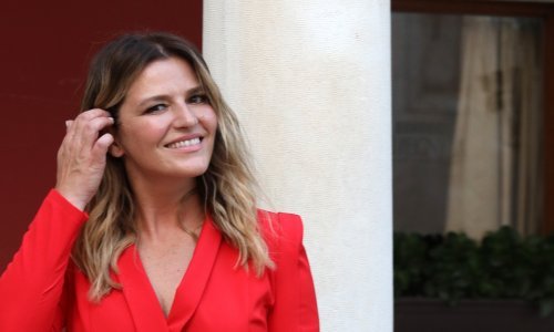 U društvu supruga: Antonija Blaće pokazala stajling u kakvom je  dugo nismo vidjeli, a ova snažna boja odlično joj pristaje