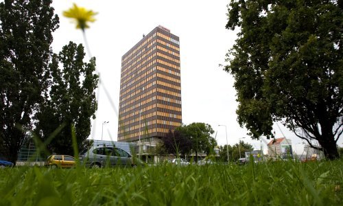 Na obnovljenom ulazu u Vjesnik ostao natpis iz socijalizma kao spomen da se u njemu radilo skoro šest tisuća ljudi i tiskalo sve  - od Erotike do dnevnih novina