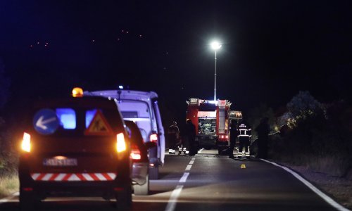 Strava kod Vodica; auto se prevrnuo na krov i zapalio