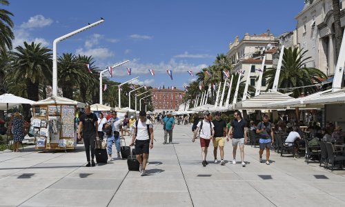 Kafić na splitskoj Rivi se prodaje za basnoslovan iznos. Od cijene za niti 30 kvadrata zavrtjet će vam se u glavi