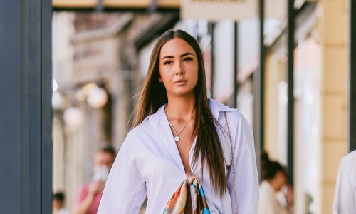 Njezina je kombinacija dobitna: Stajling atraktivne brinete pravo je osvježenje