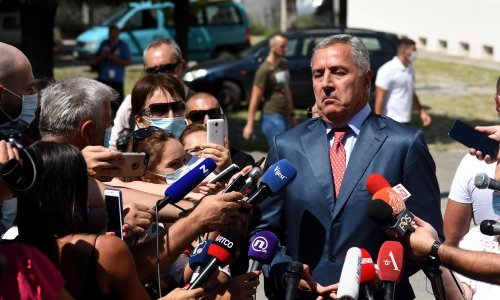 [FOTO/VIDEO] Kaos na Cetinju: Đukanović stigao na prosvjed, optužio Beograd za ponižavanje Crne Gore i velikosrpsku politiku