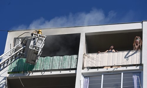 [FOTO] Planuo stan na vrhu zgrade u Splitu: Jedna osoba ozlijeđena. Vatrogasci uspjeli staviti požar pod kontrolu, no pristup im ometali parkirani automobili