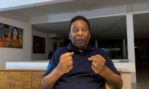 Pele podvrgnut operaciji, ima tumor na debelom crijevu; u bolnici će biti zadržan do daljnjega