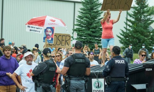 [VIDEO] Justina Trudeaua prosvjednici gađali šljunkom