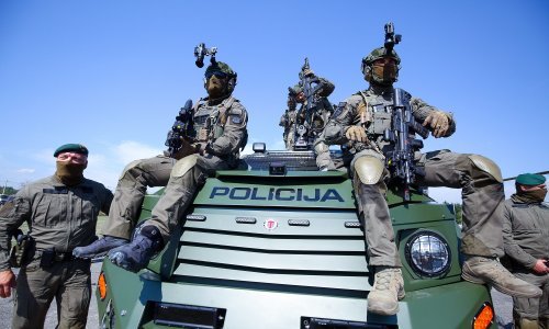 [FOTO/VIDEO] Specijalci iz Lučkog obilježili svoj dan: Odjekivale eksplozije, helikopteri izvršili desant, taoci oslobođeni