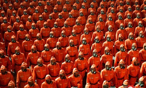 Noćna parada u Sjevernoj Koreji, sudionici prošetali u narančastim zaštitnim odjelima