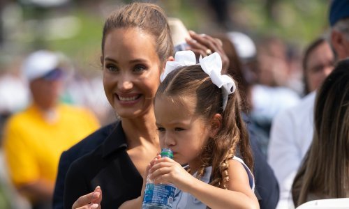 U jednom od rijetkih pojavljivanja, supruga slavnog sportaša, s kojim je nedavno bila u Hrvatskoj, bila je u centru pažnje zbog njihovih neodoljivih djevojčica, a našao se tu i Michael Jordan