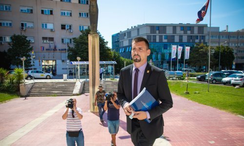 [FOTO] Eskalirali sukobi oko parkirališta u Splitu, Ivošević se s dokumentima zaputio na DORH