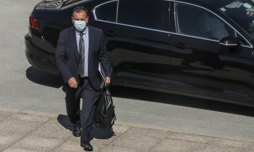 Beroš: Sve mlađi covid-bolesnici u bolnicama i na respiratoru